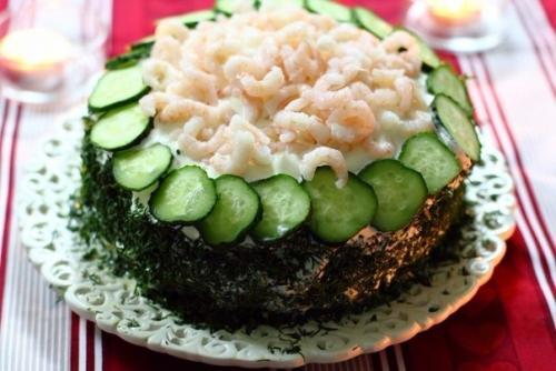 Бутербродный торт с семгой и креветками. 03