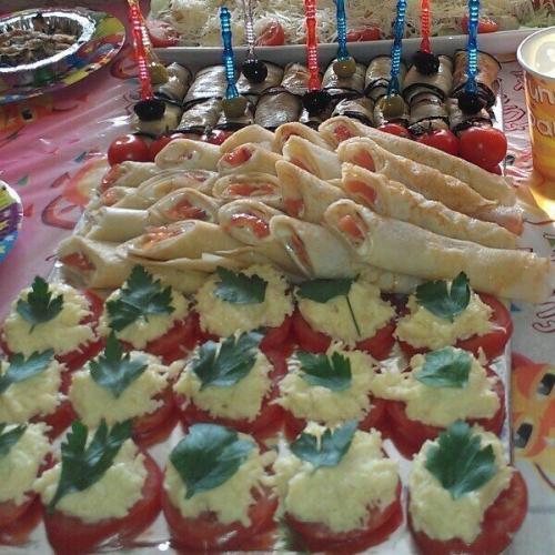 Холодные закуски.

1. помидор с сыром и чесноком.  