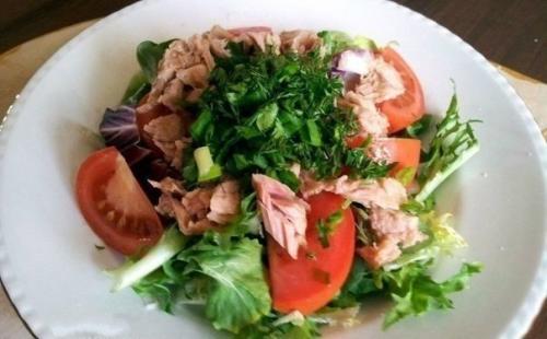Салат с тунцом и помидорами.