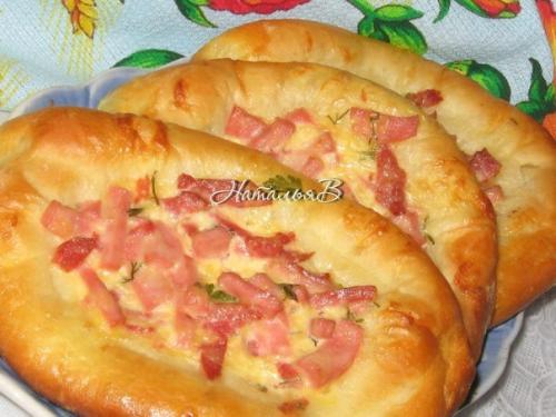 Открытые пирожки с колбаской и сыром.