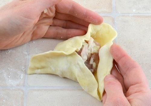 Нежное куриное мясо в хрустящем слоеном тесте. 05