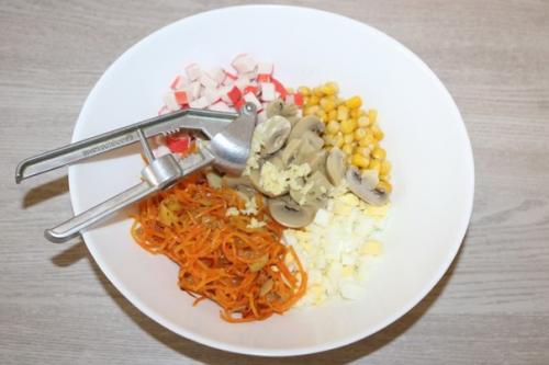 Салат из крабовых палочек с шампиньонами. 01