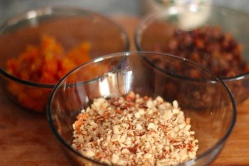 Банановые бурфи с орехами, курагой и изюмом. 02