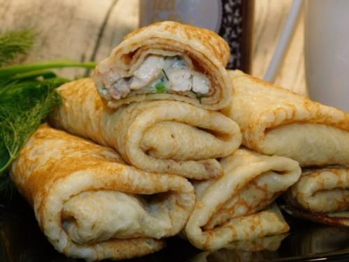 Блины с курицей в сливочном соусе.