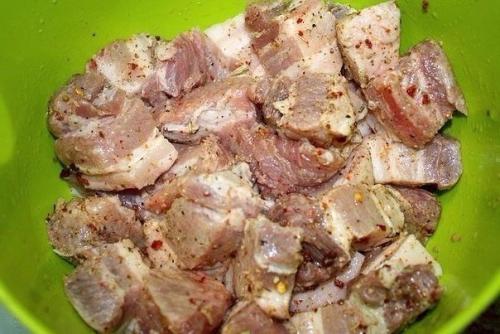 Шашлычок на луковой подушке, приготовленный в духовке. 01