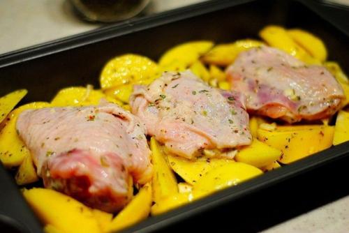 Курица, маринованная в кефире, запечённая с картофелем с травами и чесноком.