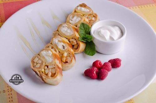 Блины с творогом и фруктами.