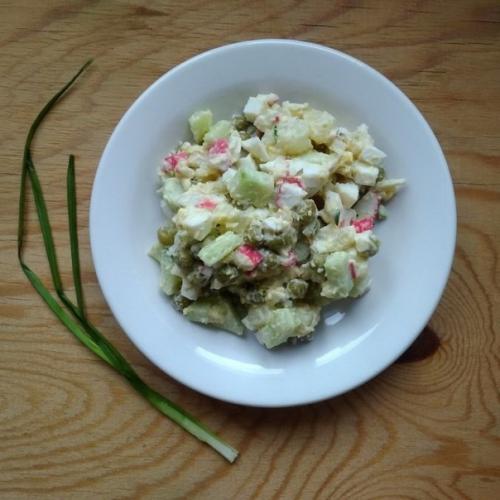 Салат с крабовыми палочками и горошком.