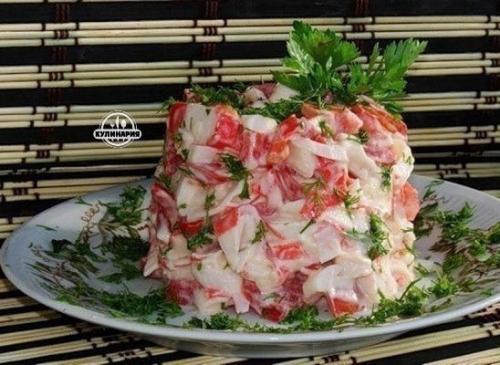 Салат из крабовых палочек с помидорами.