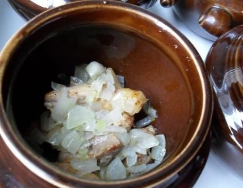 Свинина в горшочке с картофелем. 01