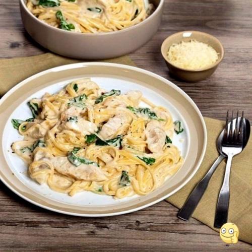Спагетти с курицей в сметанном соусе. Спагетти с курицей в сметанном соусе.