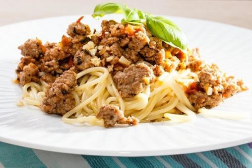 Спагетти с мясом и орехами.