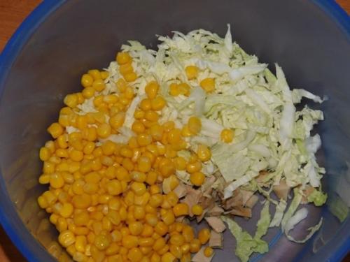 Салат с копченой курицей и Кириешками. 02