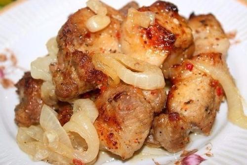 Шашлычок на луковой подушке, приготовленный в духовке. Шашлычок на луковой подушке, приготовленный в духовке.