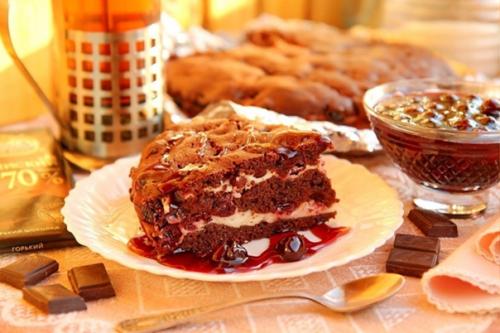 Брауни с творогом и вишней.