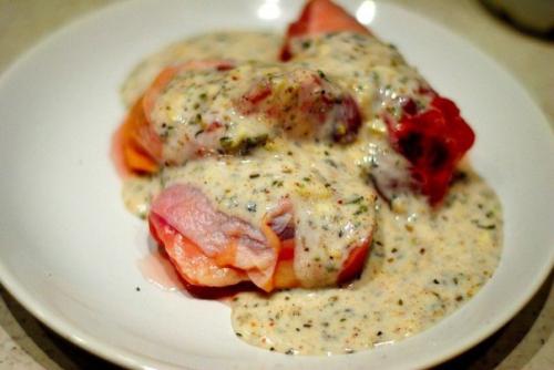 Курица, маринованная в кефире, запечённая с картофелем с травами и чесноком.