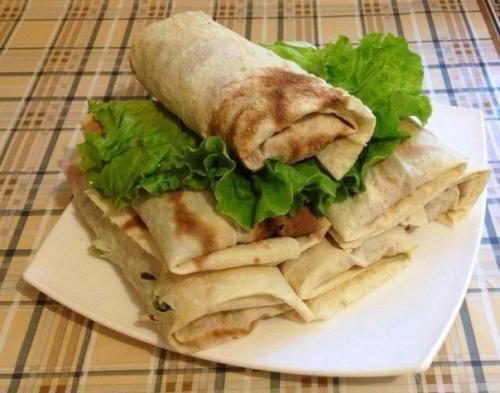 Летняя закусочка из лаваша и жареной курочки.