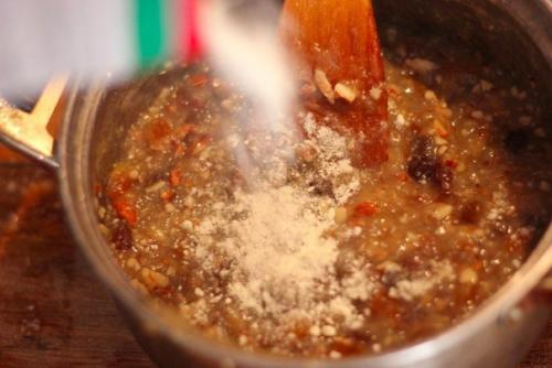 Банановые бурфи с орехами, курагой и изюмом. 05