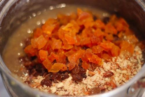 Банановые бурфи с орехами, курагой и изюмом. 04