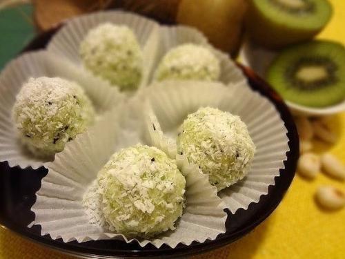 Сладкие шарики с киви и орехами.