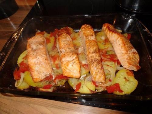 Лосось, запеченный с картофелем.