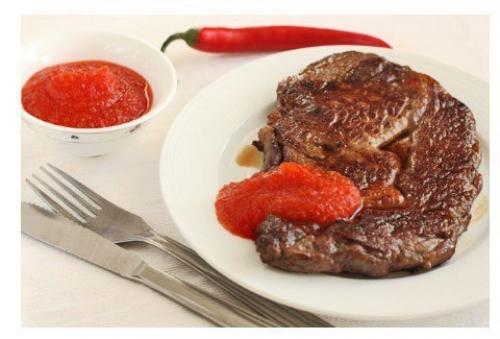 Соус - варенье из острого перца к мясу.

