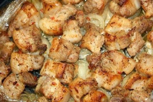 Шашлычок на луковой подушке, приготовленный в духовке. 03