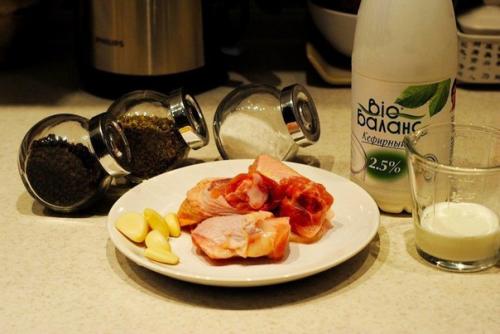 Курица, маринованная в кефире, запечённая с картофелем с травами и чесноком.