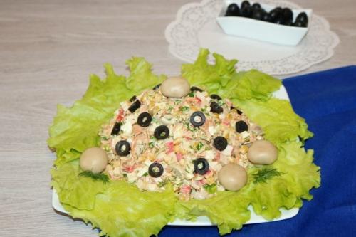 Салат из крабовых палочек с шампиньонами.