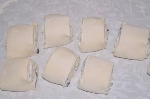 Булочки с творогом из слоеного теста. Слоёные булочки с творожной начинкой и изюмом.