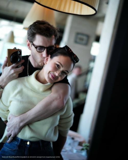 Алексей воробьев и Аида Гарифуллина продолжают делиться романтическими моментами из Парижа. 01