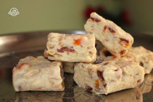 Банановые бурфи с орехами, курагой и изюмом.