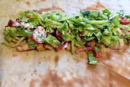 Летняя закусочка из лаваша и жареной курочки. 04