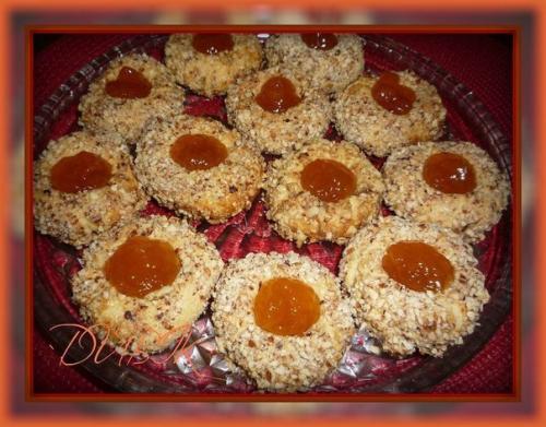 Ореховое печенье с джемом.