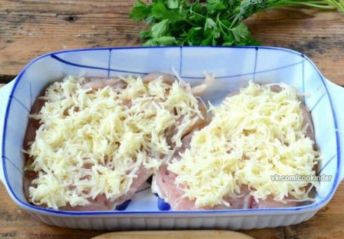 Куриная грудка под сырной шубой. Куриная грудка в шубке под сыром.
