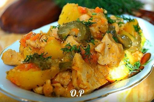 Куриное Филе с картошкой и солёными огурчиками.

