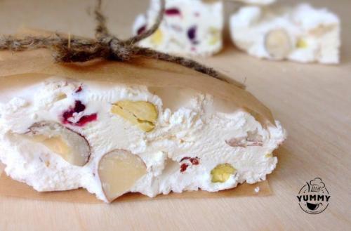 Очень вкусная и мягкая нуга с орехами.

