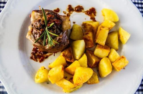 Мясные тюльпаны.  Мы берем 5-6 тонко нарезанных кусков говядины.