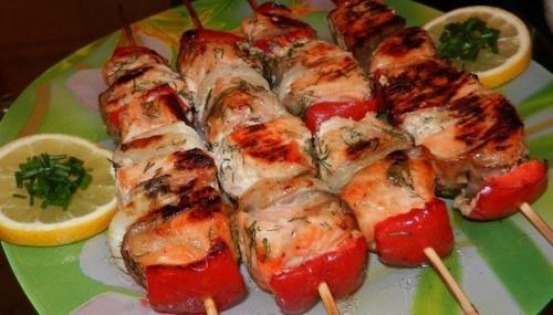 Шашлычки из сёмги в горчично - лимонном маринаде.


