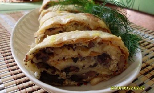 Запеченный рулет из лаваша с грибами и курицей.

