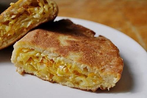 Капустная шарлотка.  Тесто для шарлотки готовится очень простое, но вкусное.