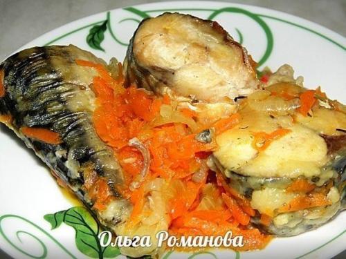 Скумбрия тушенная с морковкой и луком.