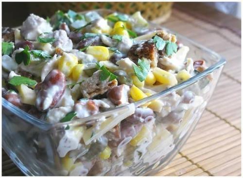 Салат с курицей.