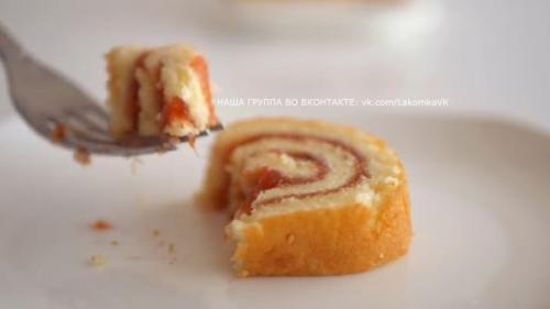 Бисквитный рулет нежный.