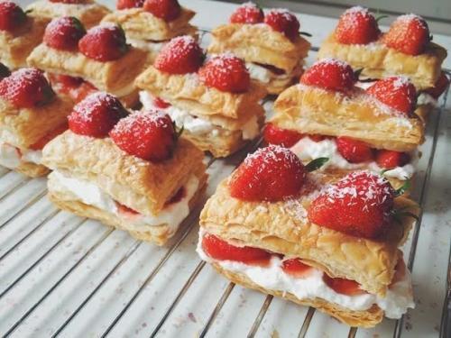 Мильфей с клубникой и со сливками.