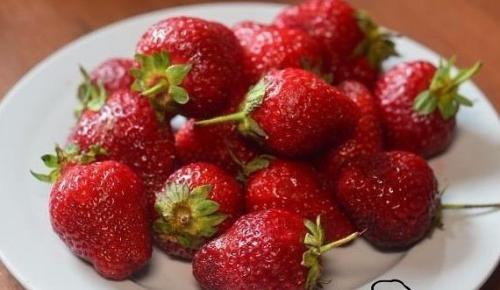Клубничный десерт.  Ингредиенты: 01