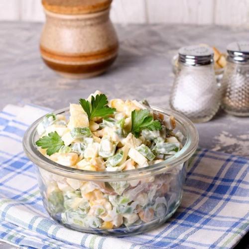 Лёгкий и вкусный салат с куриным филе. Лёгкий и вкусный салат с куриным филе.