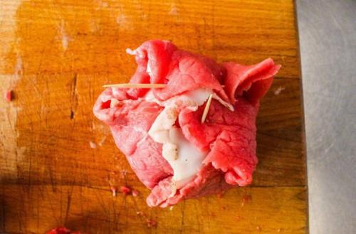 Мясные тюльпаны.  Мы берем 5-6 тонко нарезанных кусков говядины. 04