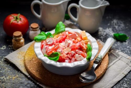 Салат из сыра, помидоров и крабовых палочек.