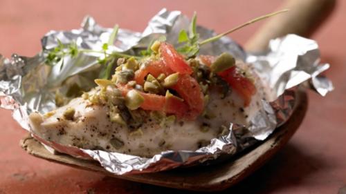 Курица по-итальянски. С помидорами, каперсами и орегано.